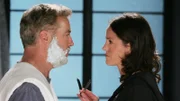 Eine Frage des Vertrauens: Lässt Grissom (William Petersen) sich von Sara (Jorja Fox) den Bart mit einem superscharfen Messer abrasieren?