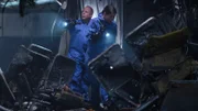 Bei der Landung eines taiwanesischen Linienflugs erschüttert plötzlich eine Explosion das Flugzeug und ein großes Feuer flammt auf. Das Flugzeug ist völlig verkohlt.