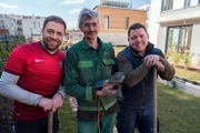 V.l.: Organisator Claus, Garten-Guru Ralf Dammasch und Baggerfahrer Henrik