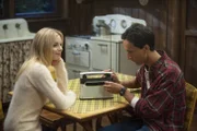 Um den vermeintlichen Psychopathen in der Gruppe zu entlarven, lässt sich Britta (Gillian Jacobs, l.) auf einer Party die Lieblingshorrorgeschichte von jedem erzählen. Abeds (Danny Pudi, r.) Geschichte ist mehr als gruselig ...