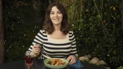 Nigella macht ein Nudelgericht mit einer würzigen Soße.