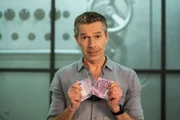 Warum schmerzt es uns, wenn jemand Geld zerreißt, das einen Materialwert von 16 Cent hat? Das fragt sich Moderator Dirk Steffens.