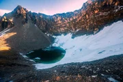 Roopkund ist ein hoch gelegener See in Uttarakhand, Indien, auf 5029 Metern. Er ist auch ein wichtiger Trekkingort im Himalaya.