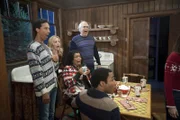 Britta (Gillian Jacobs, 2.v.l.) macht für ihren Psychologiekurs einen anonymen Persönlichkeitstest mit ihren Freunden (v.l.n.r.: Danny Pudi, Yvette Nicole Brown, Chevy Chase, Donald Glover) - ohne deren Wissen, dafür mit einem gruseligen Ergebnis ...