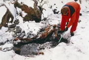 Der mumifizierte Körper wurde zufällig von Wanderern auf einem Gletscher, dem 3200 Meter hohen Similaun, in den Ötztaler Alpen in Italien 92 Meter von der Grenze zu Österreich entfernt gefunden.