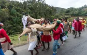 Famadihana-Zeremonie oder Umdrehen der Knochen, eine madagassische Tradition, bei der mit den Körpern der verstorbenen Vorfahren gefeiert wird. Madagaskar.