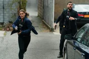 Maggie Bell (Missy Peregrym, l.) Omar Adom OA Zidan (Zeeko Zaki, r.)