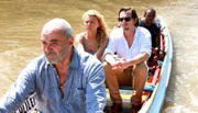Karl (Walter Kreye) bringt Iris (Isabell Gerschke) und Robert (Felix Klare) mit seinem Boot in die Großstadt, damit sie gemeinsam zurück nach Berlin fliegen können.