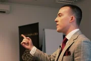 rec.
Gefährlicher Trading-Kult - Die Masche hinter Network Marketing
Silas Setteducati, einer der Leader des Multilevelmarketing-Unternehmens «Retired Young», hält ein Referat
SRF