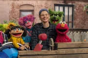 Elin, Abby, Laura, der Wolf und Elmo bauen zusammen Seifenkisten.