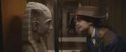 Theodosia (Eloise Little) begrüßt die lieb gewordenen Ausstellungsstücke in ihrem Zuhause- dem Museum für Legenden und Artefakte.