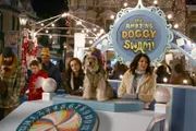 Da Lorelai (Lauren Graham, r.) neben ihrer Arbeit einen Stand auf dem Winterfest von Stars Hollow betreut, hat sie kaum Zeit für Luke. Der nutzt die Gelegenheit, um sich heimlich mit seiner Tochter April zu treffen ...