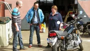 Trödelprofi Mauro Corradino (Mitte) mit Ute und einem Kaufinteressenten (li.)