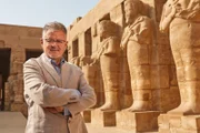 Moderator Christopher Clark war auch selbst an den Orten, an denen große Religionen entstanden sind - wie hier im ägyptischen Karnak, einem Heiligtum des Amun-Re.
