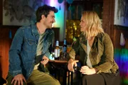 Rob Manzini (Seán McDonagh) hat einige beeindruckende Fotos auf der Klassenparty geschossen, die Lena Lorenz' (Judith Hoersch) Bewunderung finden.