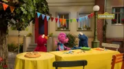 Elmo (l.) und Abby (m.) haben einen Kuchen gebacken, den Krümel (r.) ziemlich lecker findet.
