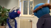 Grobi "repariert" die intakte Heizung des Blauen.