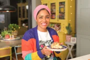 Nadiya Hussain mit einem Natron-Früchtebrot.