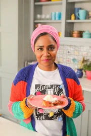 Nadiya Hussain mir einer Bananen-Tarte-Tatin.