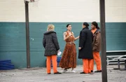 Als die Ermittler wichtige Informationen von einem Gefängnisspitzel bekommen, beschließt Jane (Angie Harmon, M.), undercover im Gefängnis zu ermitteln ...