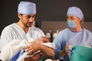 Nach einem gelungenen Kaiserschnitt, kann Hebamme Lena Lorenz (Judith Hoersch) Ben Tewolde (Timo Fakhravar) seine kleine Tochter in den Arm legen.