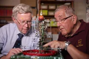 Der Engländer Michael Whiting (l.) hat seit seiner Pensionierung viel Zeit für Hobbys. Und am liebsten baut er Modelle von Planentensystemen: sogenannte Orrerys.