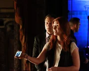 Während Castle und Detective Ryan (Seamus Dever, l.) bald den Bruder des Kartellbosses im Visier haben, fällt ihnen Theaterregisseurin Erin Cherloff (Jewel Staite, r.) auf. Hat sie etwas mit dem Mord an Zane Cannon zu tun?