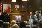 Da Taylor (Michael Winters, M.) nicht selbst anwesend sein kann, leitet er die Stars Hollow Stadtversammlung via Bildschirm ...