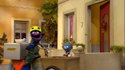 Der Blaue (r.) weiß es, Grobi (l.) nicht: Die Suppe gehört in die Lieferbox - nicht darauf.