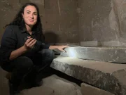 Merdith Brand ist im Inneren der Grabkammer von Pharao Userkaf in Saqqara, Ägypten, zu sehen. (Windfall Films/Alex Masters)