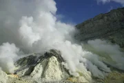 Die natürliche Schwefelmine auf dem Vulkan Ijen produziert täglich tonnenweise Schwefel.