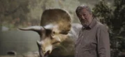 Stephen steht vor einem Triceratops.
