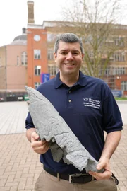 Dr. David Hone hält ein Modell eines Triceratops-Horns an der Queen Mary University London in den Händen.