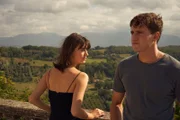 Die Anziehungskraft zwischen Connell (Paul Mescal) und Marianne (Daisy Edgar-Jones) ist für beide deutlich spürbar. Während des Urlaubs in der mediterranen Sonne kommen sich die beiden endlich wieder näher.