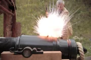 Schiffskanonen wurden von drei oder mehr Soldaten bedient.