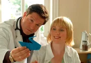 15 Uhr im Ersten. Dr. Christian Kleist (Francis Fulton Smith, l.) bewundert mit seiner Sprechstundenhilfe Nora Mann (Winni Böwe, r.) einen kunstvoll gefalteten Origami-Kranich.