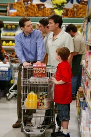 Charlie (Charlie Sheen, M.), der seinen Neffen nicht missen will, gewährt Alan (Jon Cryer, l.) und Jake (Angus T. Jones, r.) erneut Asyl. Von nun an leben die zweieinhalb Männer zusammen unter einem Dach ...