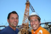 Willi mit dem Monteur Jörgi Lungwitz auf der Baustelle in Oberschleißheim.