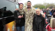 Lisa (li.), Trödelprofi Sükrü Pehlivan und Anne auf dem Flohmarkt