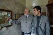 Ahmed Kharim (Taheen Modak, r.) findet bei einer Befragung heraus, dass der Schwiegervater des Ermordeten, Bill Bradwell (James Cosmo, l.), unter Demenz leidet.