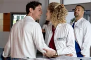 Nach einem Moment der Nähe zwischen Dr. Elly Winter (Juliane Fisch, M.) und Dr. Matteo Moreau (Mike Adler, r.) sind beide angespannt. Damit so etwas nicht nochmal vorkommt, hat Matteo im Affekt beschlossen, Ellys Ehemann und Fußspezialisten Prof. Beat Leuenburger (Roland Bonjour, l.) für eine OP ans Johannes-Thal-Klinikum zu holen.