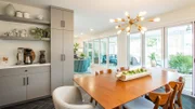 Eine Familie zieht in ein eigenes Haus in der Küstengemeinde Anna Maria Island in Florida. Christina verhilft dem Haus zu einem modernen Look mit Beach Feeling. Sie krempelt die Küche um und unterstreicht den Mid-Century-Geschmack der Eigentümer. Christinas zweites Projekt - ein Haus für sich und ihre Familie zu finden - gestaltet sich derweil schwerer als gedacht. Die Unternehmerin und Mutter wird ungeduldig.