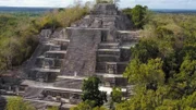 In den Städten Tikal und Calakmul im mexikanischen Dschungel lassen sich Spuren der antiken Technologien der Mayas finden, doch auch Indizien für den brutalen Untergangs des Königreiches.