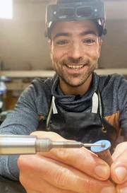 Auf seiner Workshop-Reise graviert Ramon Babazadeh im Edelsteinland eine stilisierte Rose in einen Achat.