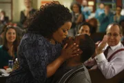 Überwältigt von Andres (Malcolm-Jamal Warner, r.) öffentlichem Heiratsantrag willigt Shirley (Yvette Nicole Brown, l.) ein, ihren Exmann erneut zu heiraten ...