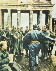 Rotarmist am Brandenburger Tor im Mai 1945.