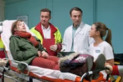 Jessika Wendel (Isabel Bongard, liegend) wird mit starken Schmerzen und Atembeschwerden in die Sachsenklinik eingeliefert. Sie hat ein junges Mädchen vor einem Überfall bewahrt, die nur leichte Schürfwunden davongetragen hat. Der Notarzt (Markus Neumann, li.), Dr. Martin Stein (Bernhard Bettermann, mi.) und Oberschwester Arzu (Arzu Bazman, re.) staunen über so viel Zivilcourage.
