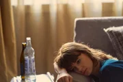 Nach einer Partynacht voller Alkohol und Musik muss Marianne (Daisy Edgar-Jones) die Wogen glätten.
