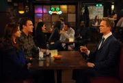 Barney (Neil Patrick Harris, r.) macht es sich zur Aufgabe, etwas Privates über Marshall (Jason Segel, M.) und Lily (Alyson Hannigan, l.) herauszufinden, während Ted hofft, dass sich Robin für ihn entscheidet ...