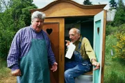 Überall gibt es Bakterien, meint Peter (Peter Lustig, r.). Sie gehören zu unserem Leben dazu. Nachbar Paschulke (Helmut Krauss, l.) findet das eklig.